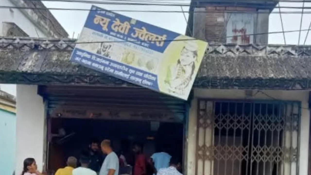 झापा गाउँपालिका–३ को न्यू देवी ज्वेलर्समा चोरी, प्रहरीले अनुसन्धान सुरु