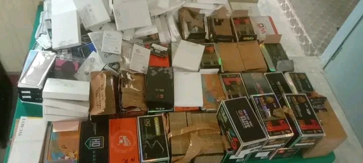 काँकडभिट्टामा १८ लाख रुपैयाँभन्दा बढीका मोबाइल पार्ट्स बरामद
